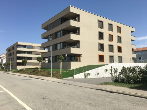 En cours de rénovations / au rez-de-chaussée avec balcon