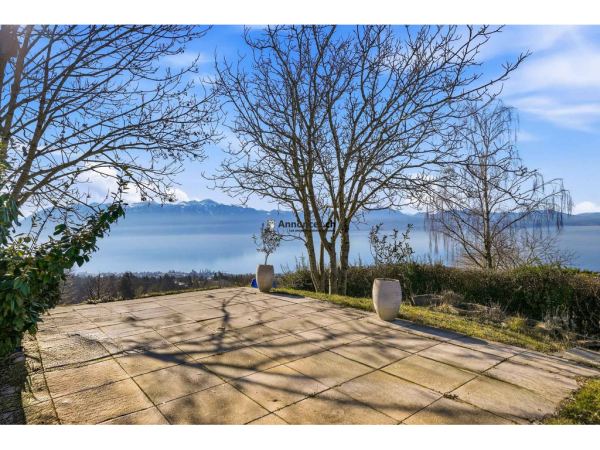 Villa d'exception avec piscine et vue imprenable sur le Lac