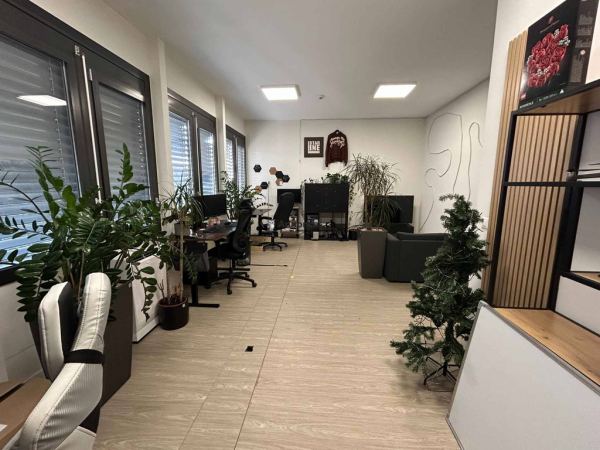Dans bâtiment mixte belle surface de bureaux rénovée avec places de parc extérieures