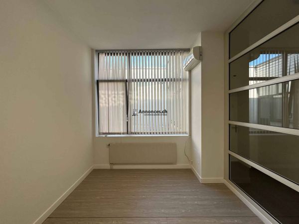Cellule de bureau rénovée climatisée de 18 m2 dans petit bâtiment