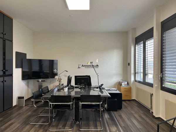 Belle surface de bureaux avec espace secrétariat  rénovée et parking visiteurs