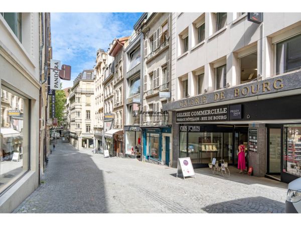 Centre de Lausanne dans rue piétonne très bel espace modulable de 135 m2 en hauteur