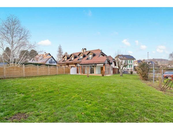 Villa mitoyenne de 6 pièces rénovée avec jardin – Yens